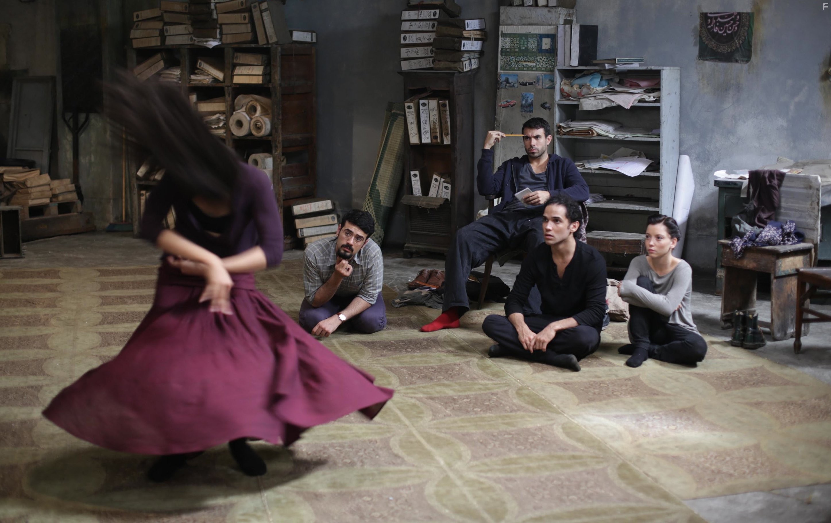 Bamshad Abedi-Amin, Tom Cullen, and Marama Corlett in Танцующий в пустыне (2014)