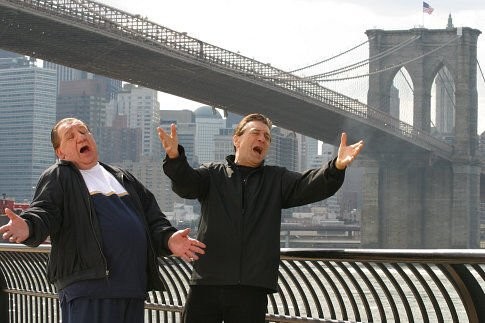 Robert De Niro and Joe Viterelli in Анализируй то (2002)