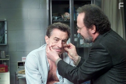 Robert De Niro and Billy Crystal in Анализируй то (2002)