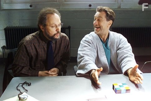 Robert De Niro and Billy Crystal in Анализируй то (2002)