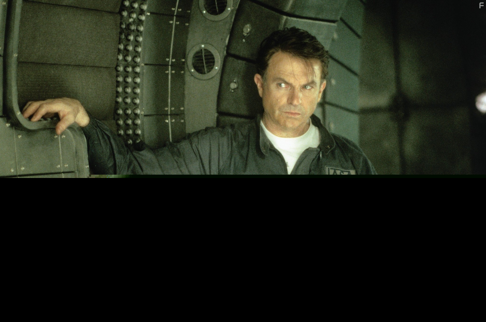 Sam Neill in Сквозь Горизонт (1997)