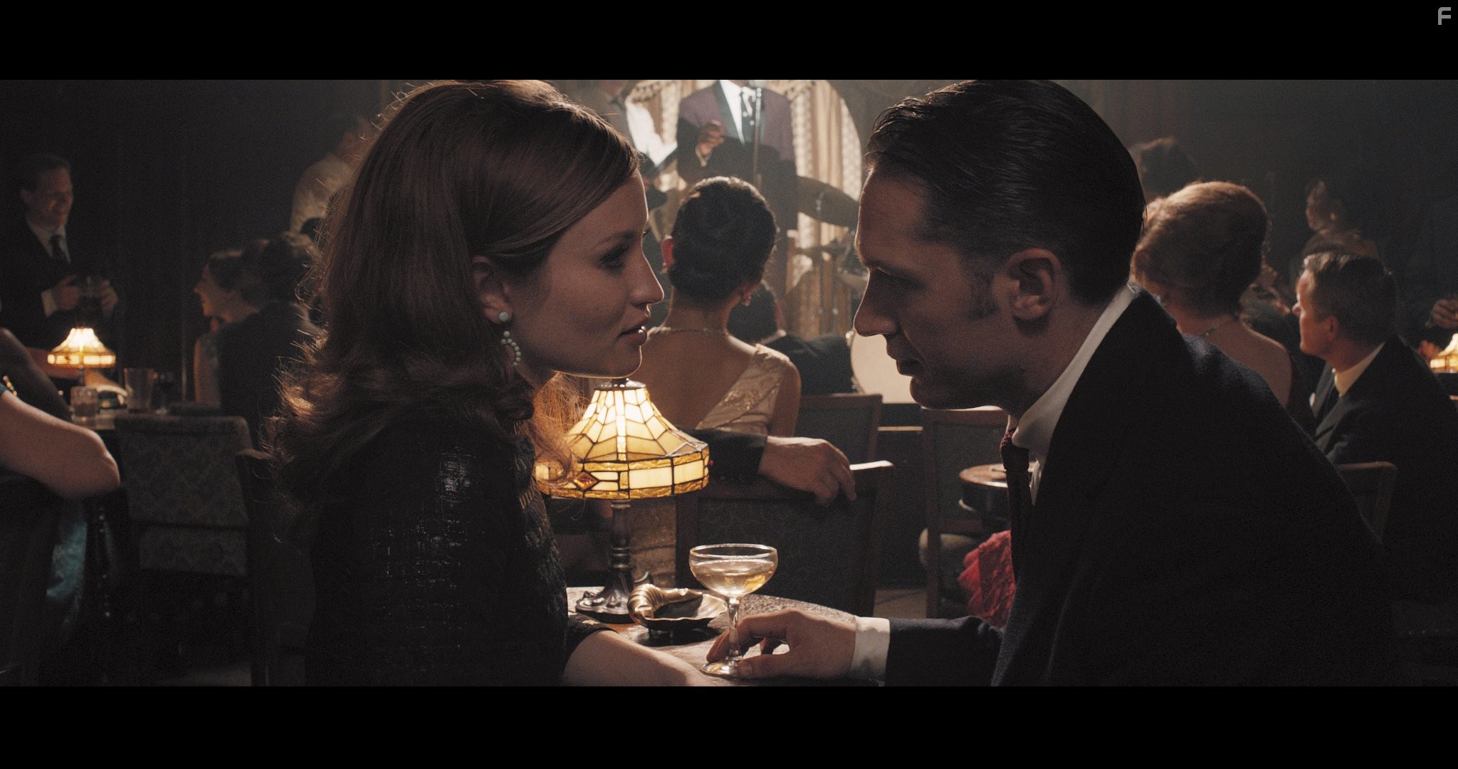 Emily Browning and Tom Hardy in Легенды (2015)