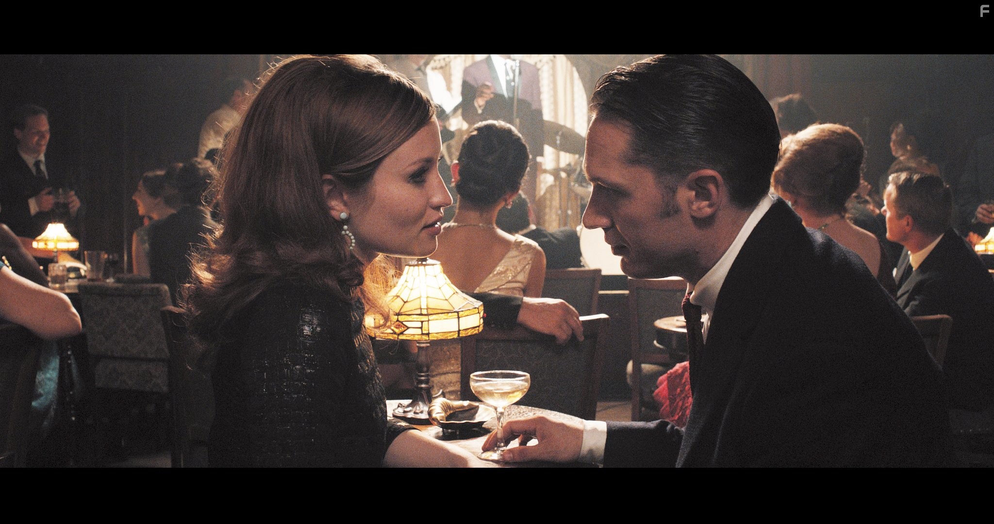 Emily Browning and Tom Hardy in Легенды (2015)