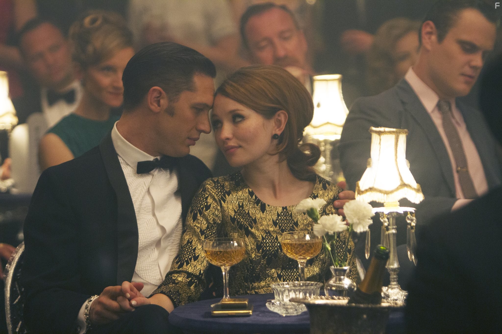 Emily Browning and Tom Hardy in Легенды (2015)