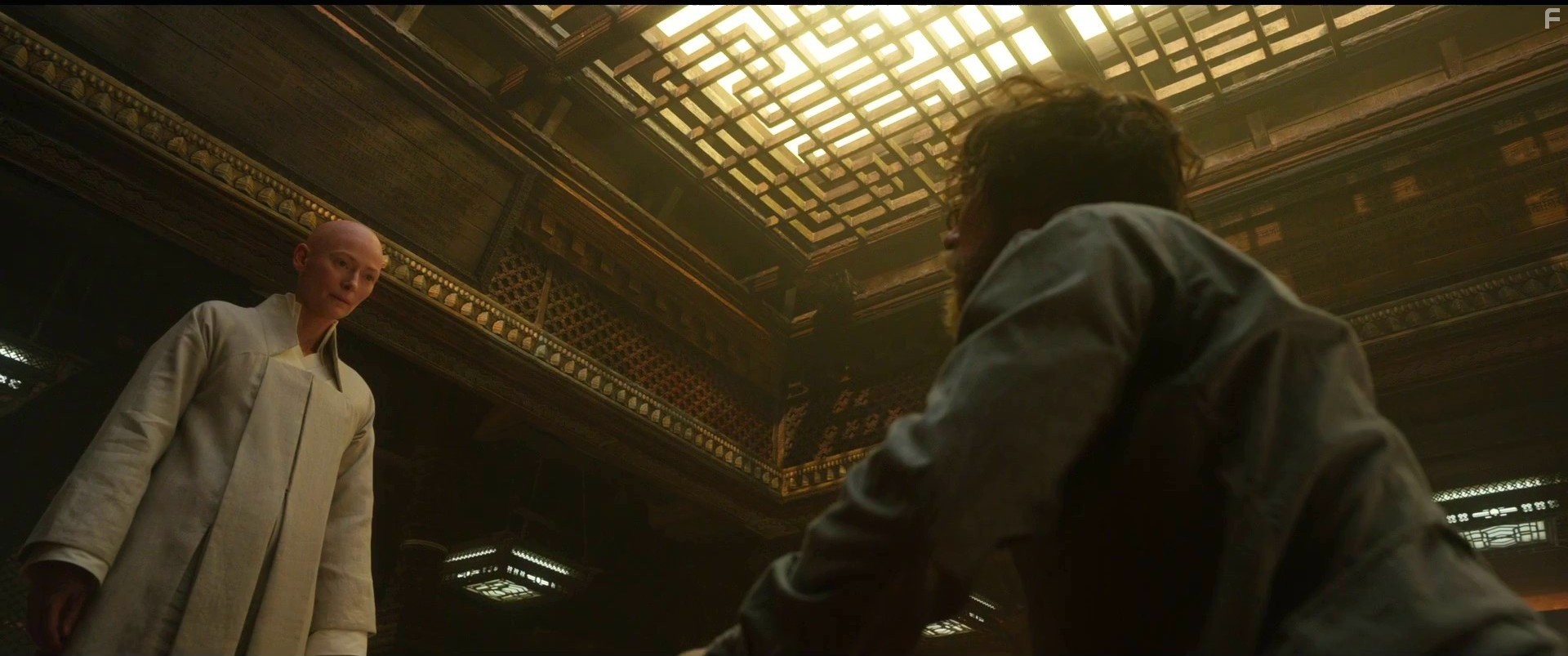 Tilda Swinton and Benedict Cumberbatch in Доктор Стрэндж (2016)