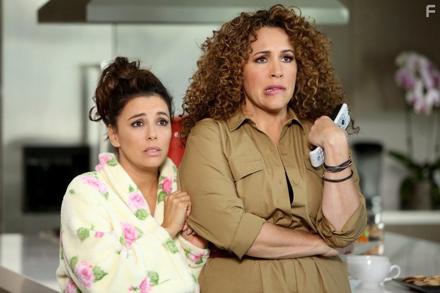 Eva Longoria and Diana Maria Riva in Теленовелла (2015)