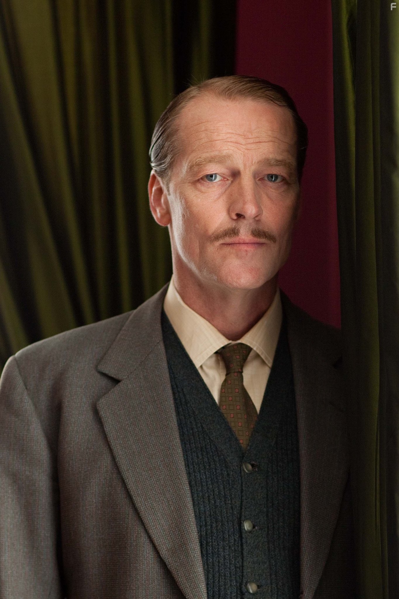 Iain Glen in На последнем дыхании (2013)