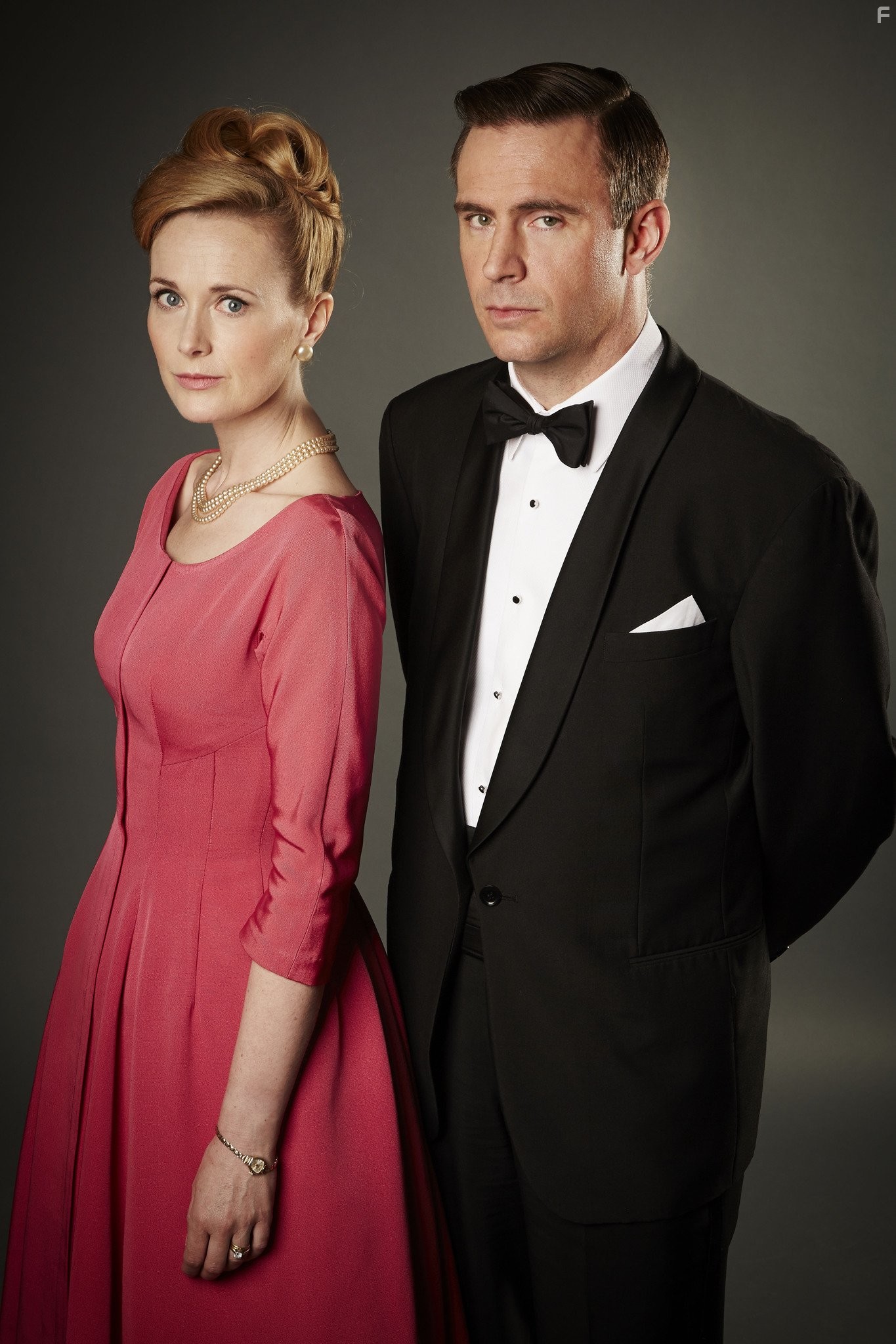 Jack Davenport and Natasha Little in На последнем дыхании (2013)