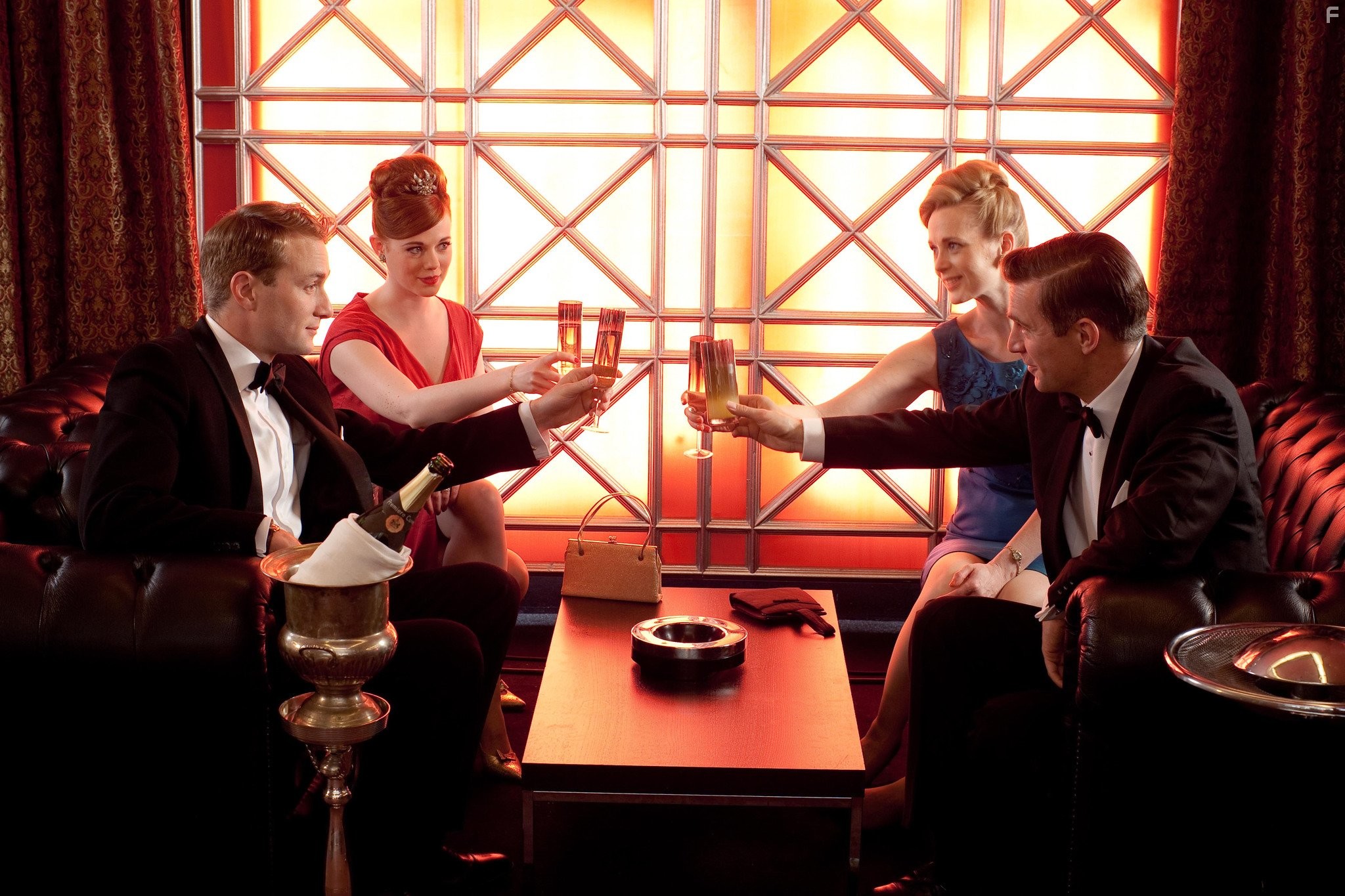 Oliver Chris, Jack Davenport, Natasha Little, and Zoe Boyle in На последнем дыхании (2013)