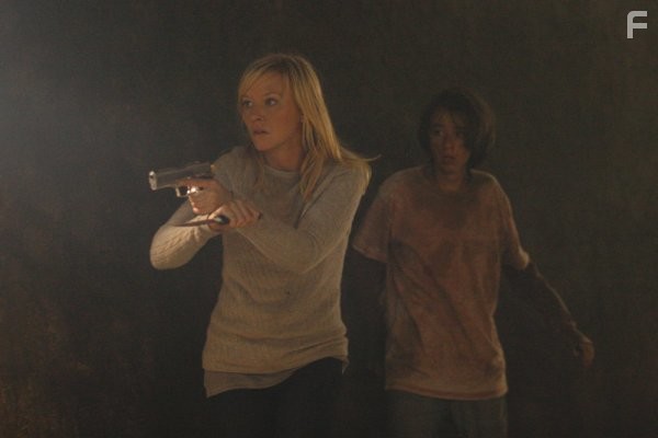 Kelli Giddish and Bridger Zadina in Преследование (2010)