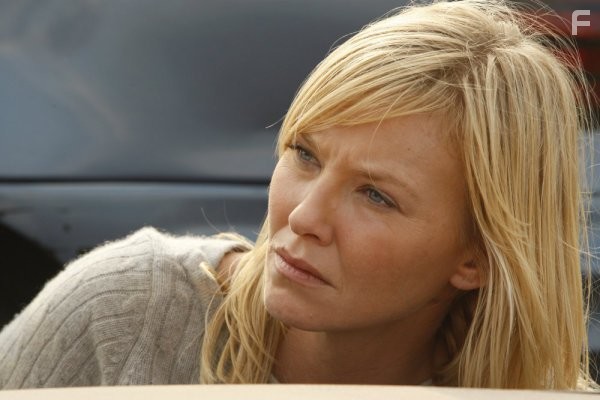 Kelli Giddish in Преследование (2010)