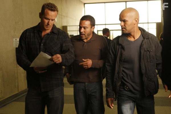 Cole Hauser and Michael Irby in Преследование (2010)