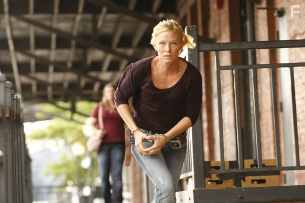 Kelli Giddish in Преследование (2010)