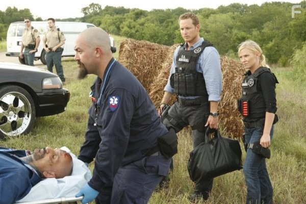 Cole Hauser and Kelli Giddish in Преследование (2010)