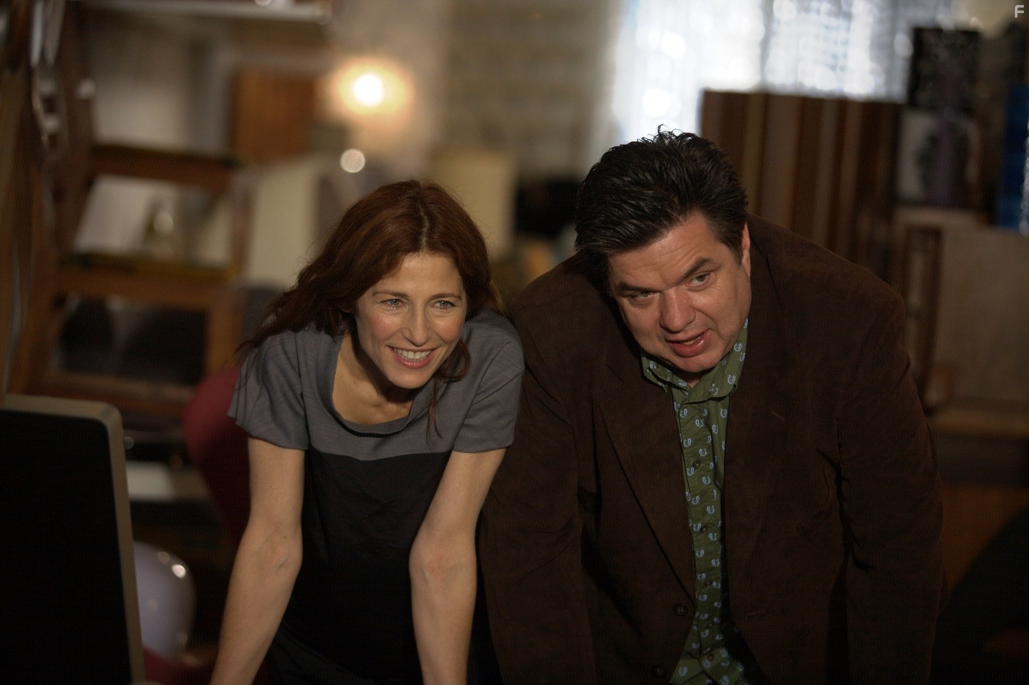 Catherine Keener and Oliver Platt in Ненужные вещи (2010)