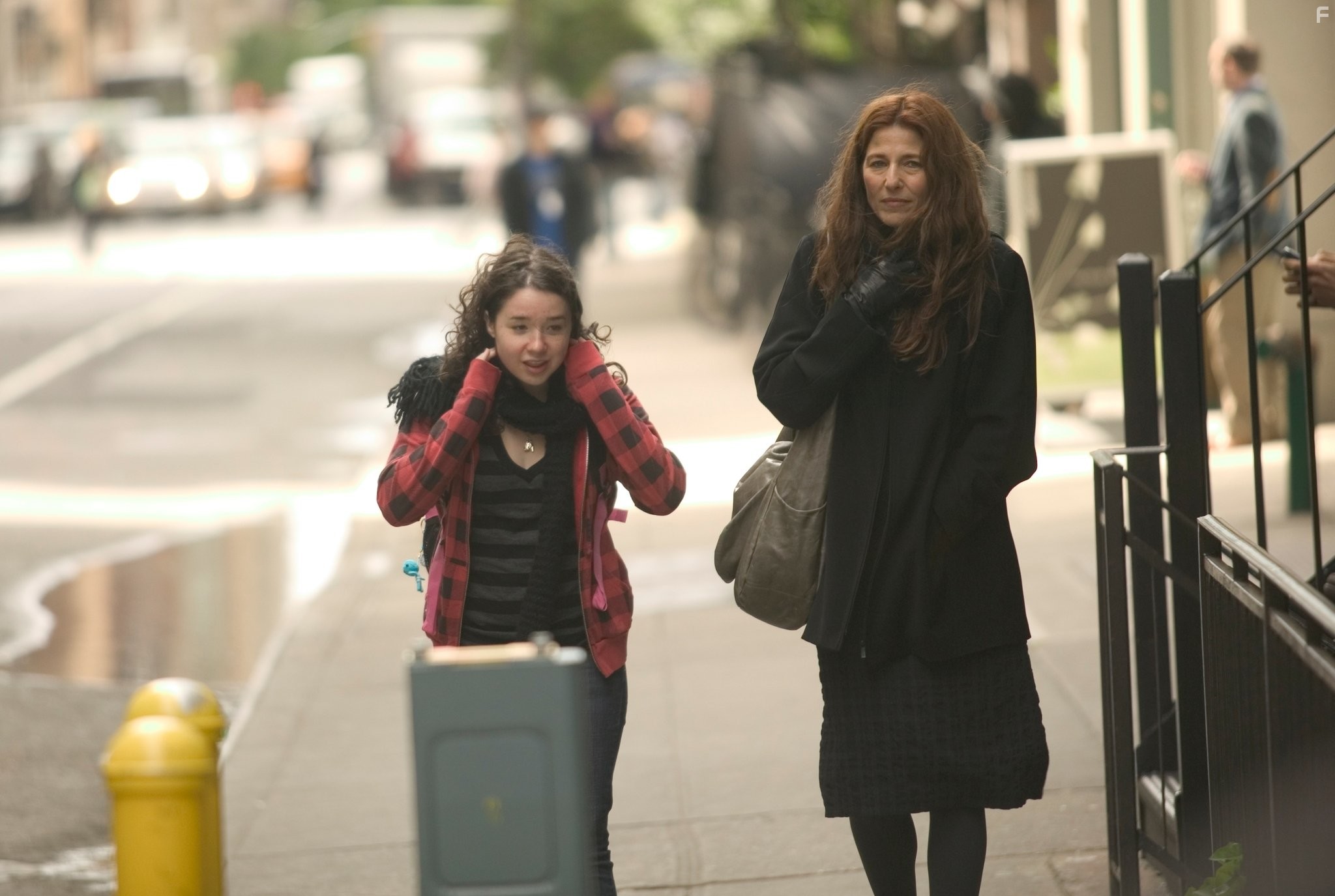Catherine Keener and Sarah Steele in Ненужные вещи (2010)