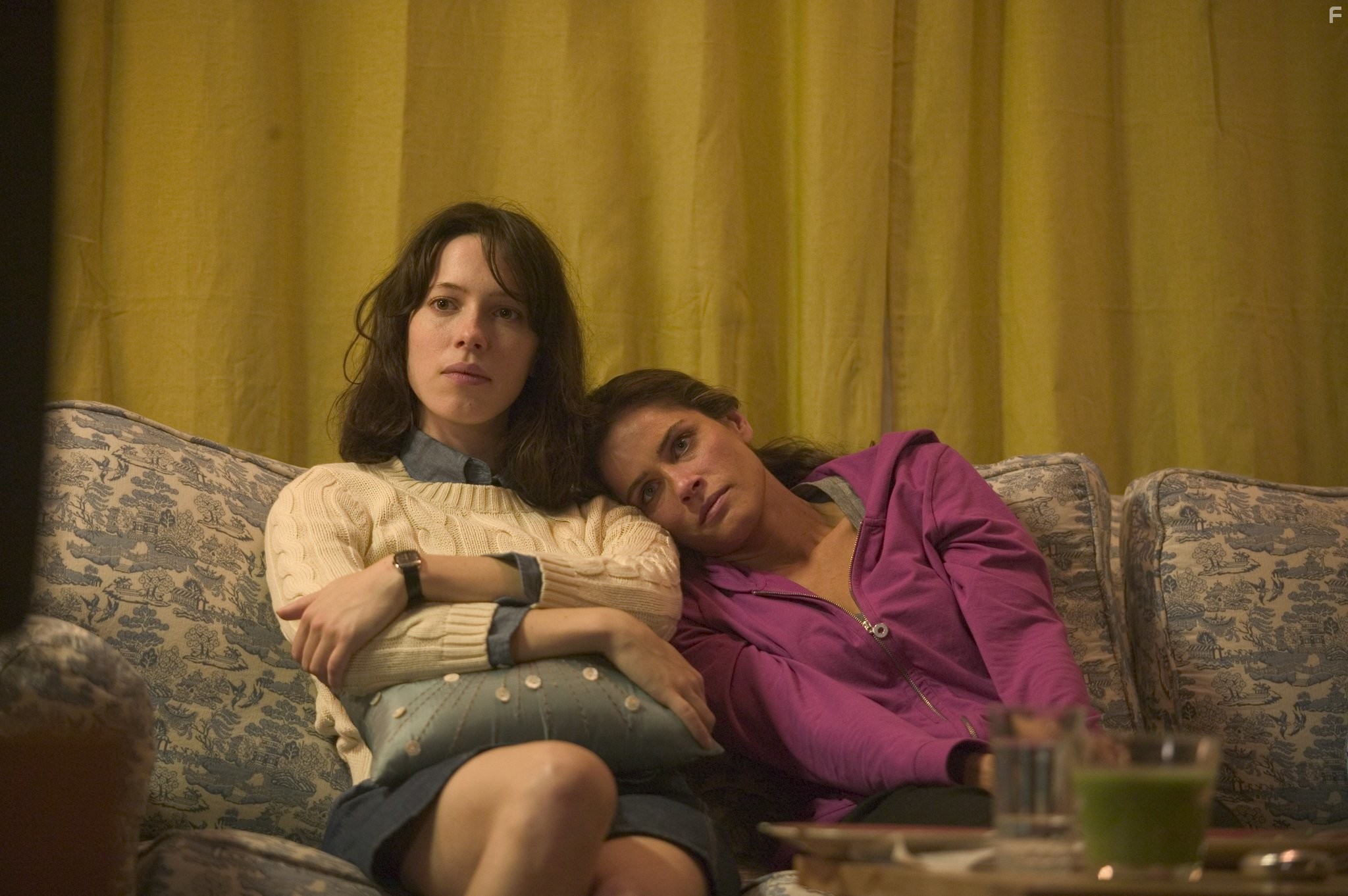 Amanda Peet and Rebecca Hall in Ненужные вещи (2010)