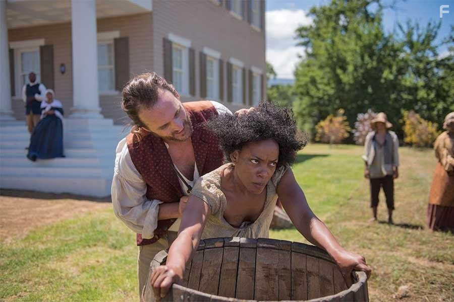 Greg Bryk and Aunjanue Ellis in The Book of Negroes (2015)