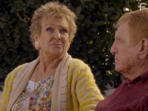 Cloris Leachman and Jerry Van Dyke in Воспитывая Хоуп (2010)