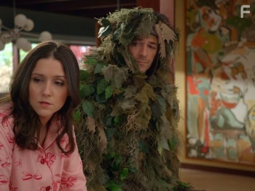 Luke Perry and Shannon Woodward in Воспитывая Хоуп (2010)