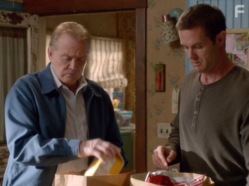 Lee Majors and Garret Dillahunt in Воспитывая Хоуп (2010)