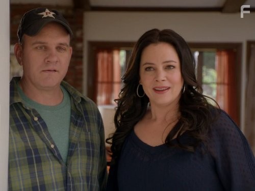 Mike O'Malley and Liza Snyder in Воспитывая Хоуп (2010)