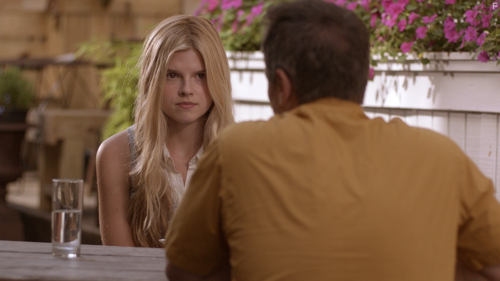 Michael Nyqvist and Ana Mulvoy-Ten in Девушка в книге (2015)