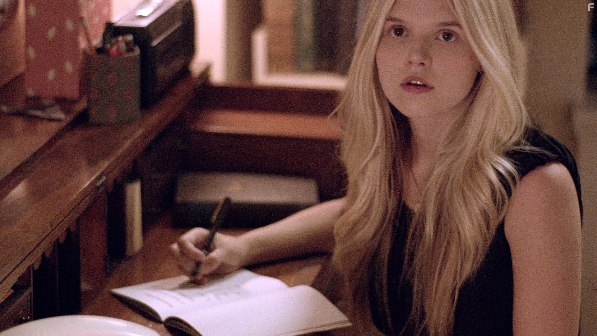 Ana Mulvoy-Ten in Девушка в книге (2015)