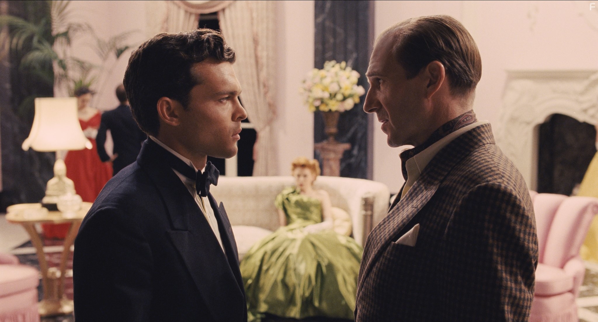 Ralph Fiennes and Alden Ehrenreich in Да здравствует Цезарь! (2016)