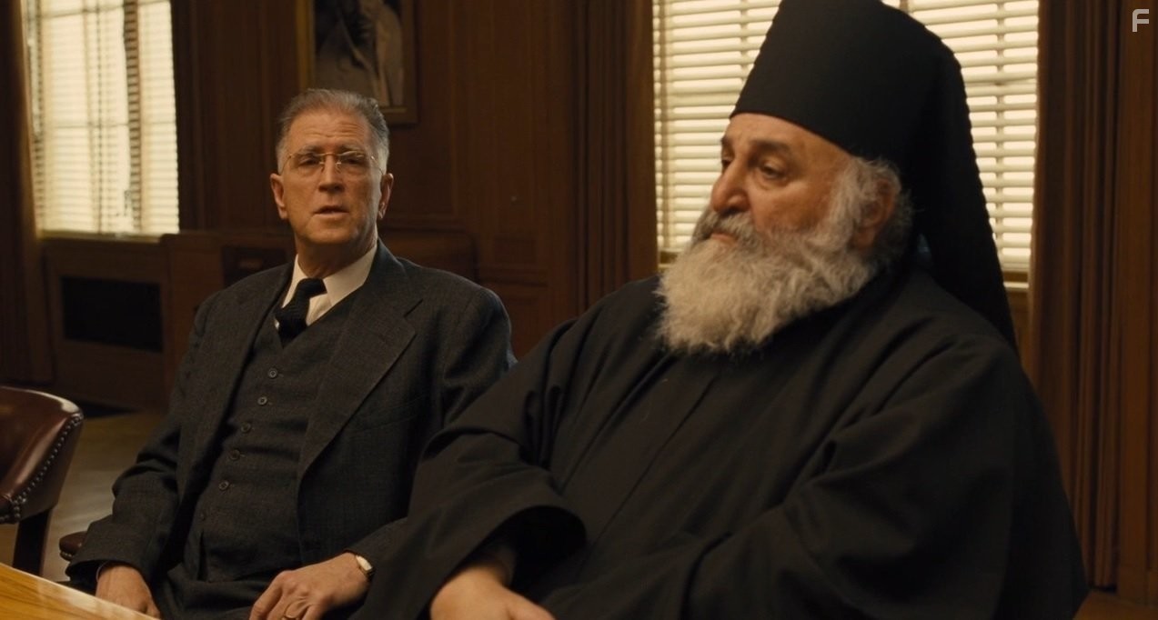 Allan Havey and Aramazd Stepanian in Да здравствует Цезарь! (2016)