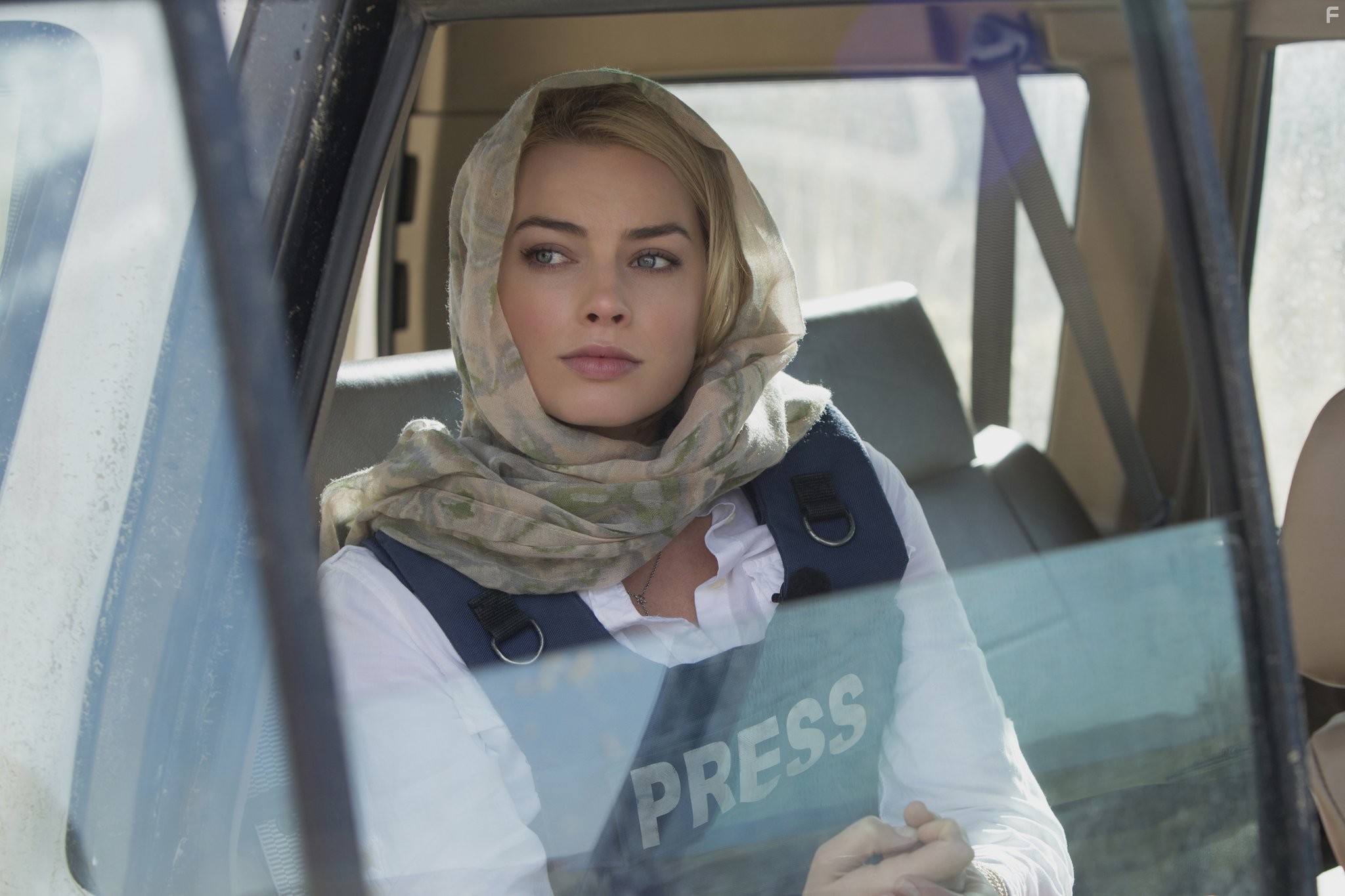Margot Robbie in Репортерша (2016)