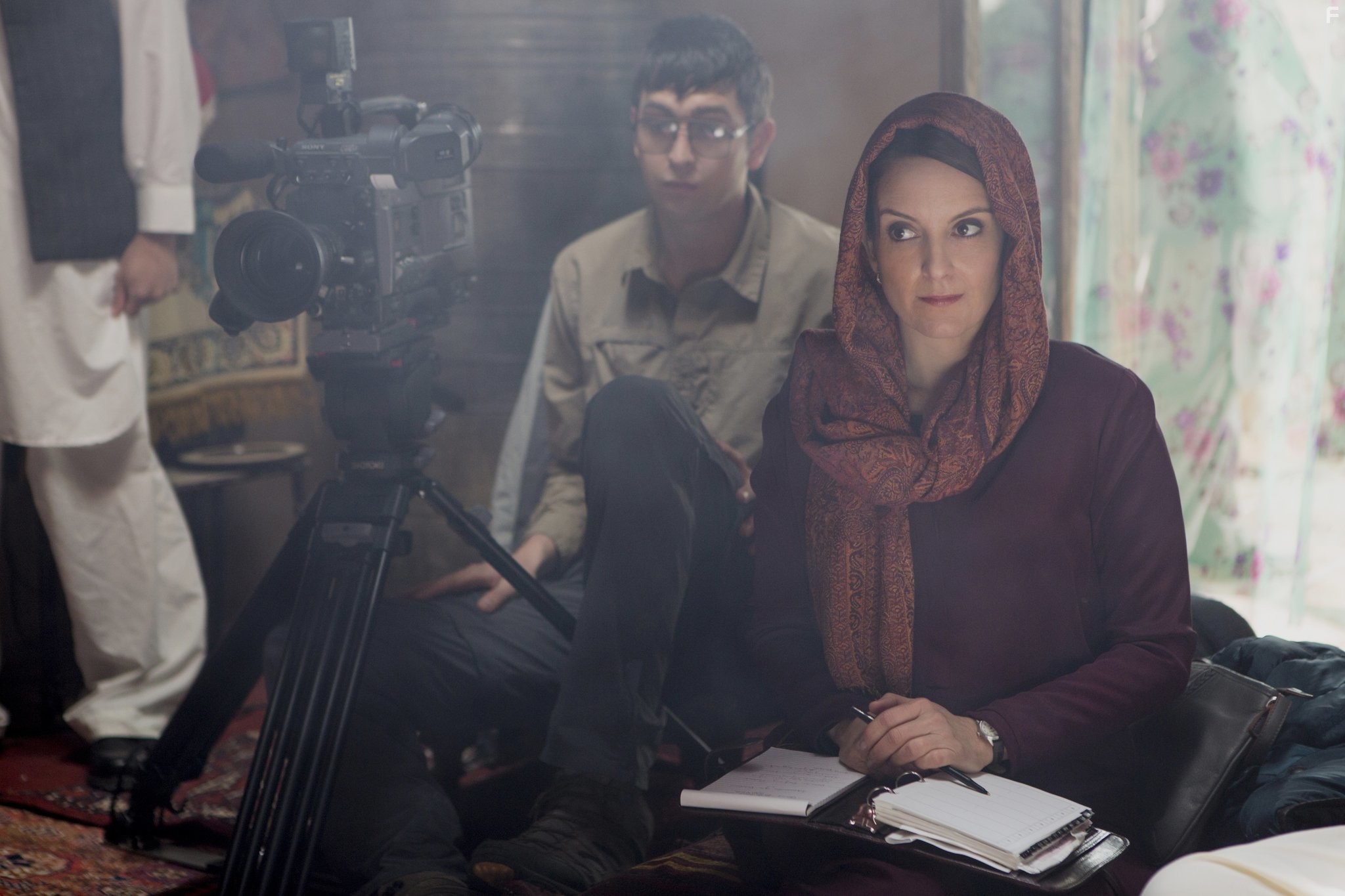 Tina Fey and Nicholas Braun in Репортерша (2016)