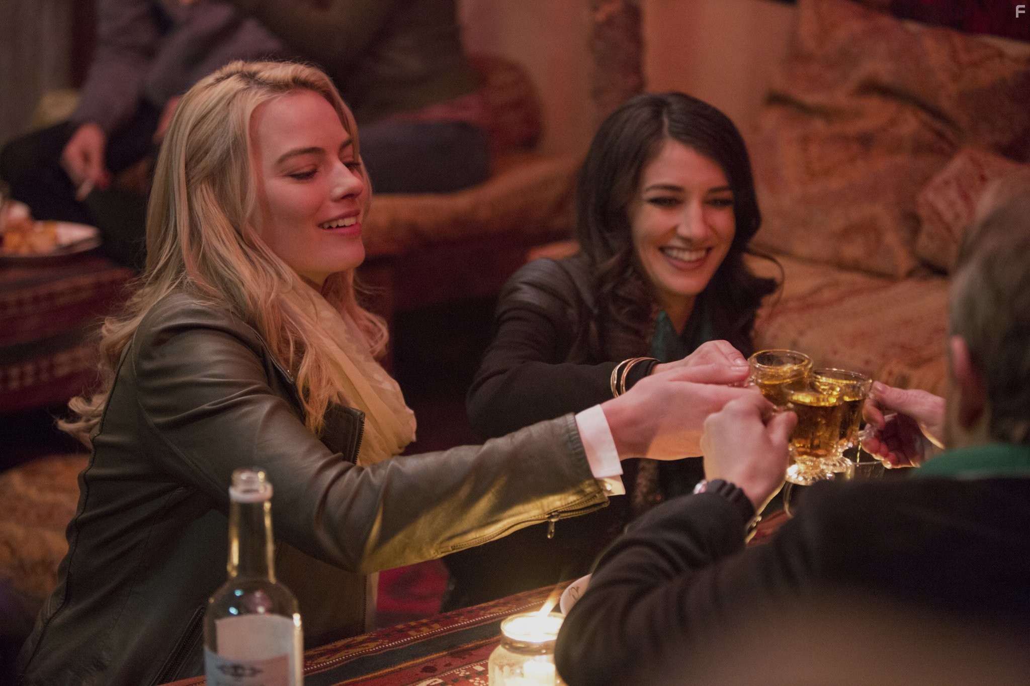 Sheila Vand and Margot Robbie in Репортерша (2016)