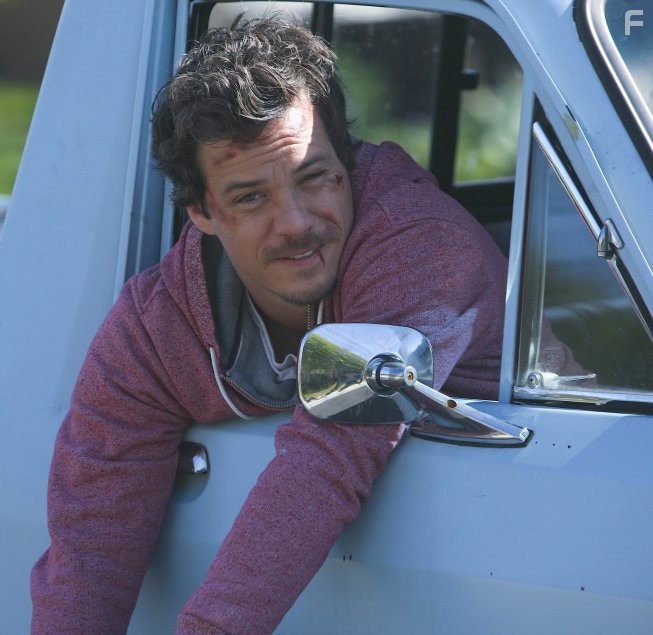 Michael Raymond-James in Терьеры (2010)