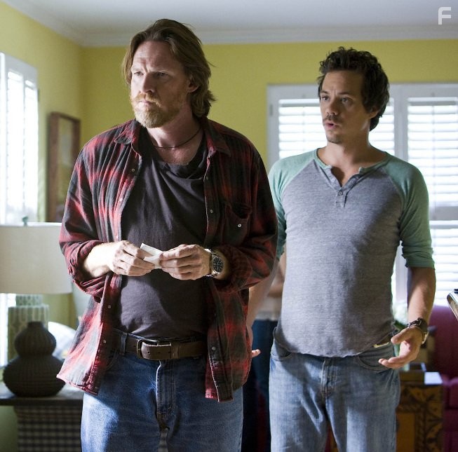 Donal Logue and Michael Raymond-James in Терьеры (2010)