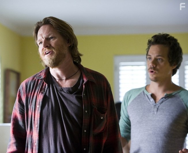 Donal Logue and Michael Raymond-James in Терьеры (2010)