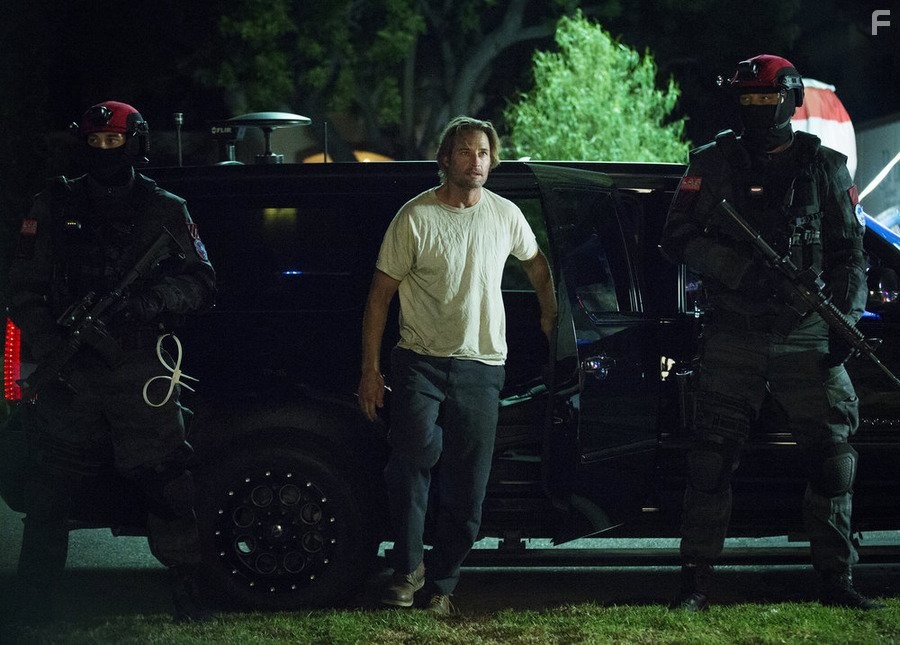 Josh Holloway in Колония (2016)