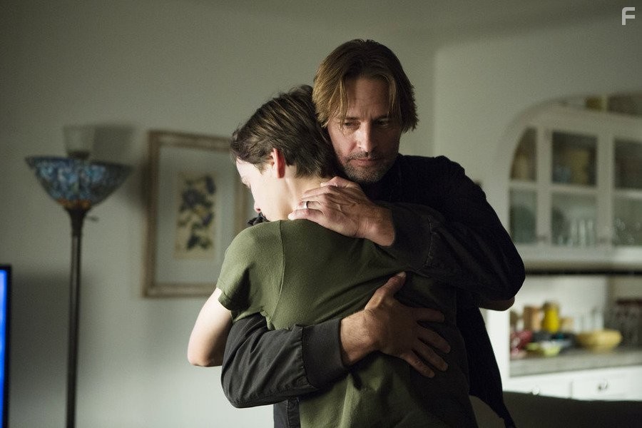 Josh Holloway and Alex Neustaedter in Колония (2016)