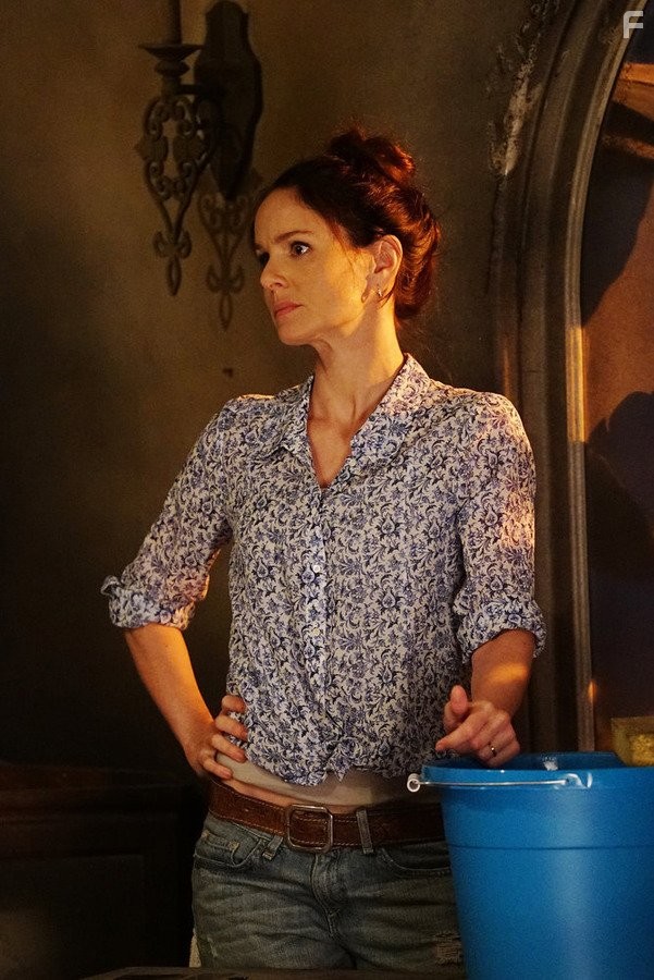 Sarah Wayne Callies in Колония (2016)