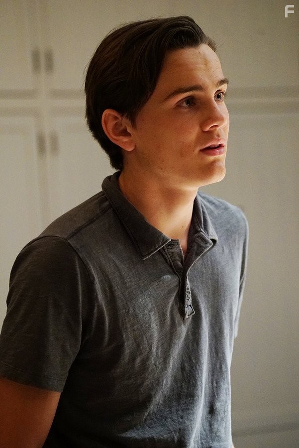 Alex Neustaedter in Колония (2016)