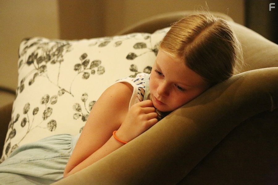 Isabella Crovetti-Cramp in Колония (2016)