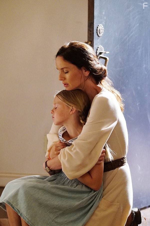 Sarah Wayne Callies and Isabella Crovetti-Cramp in Колония (2016)