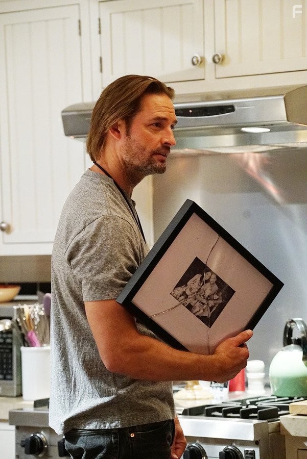 Josh Holloway in Колония (2016)