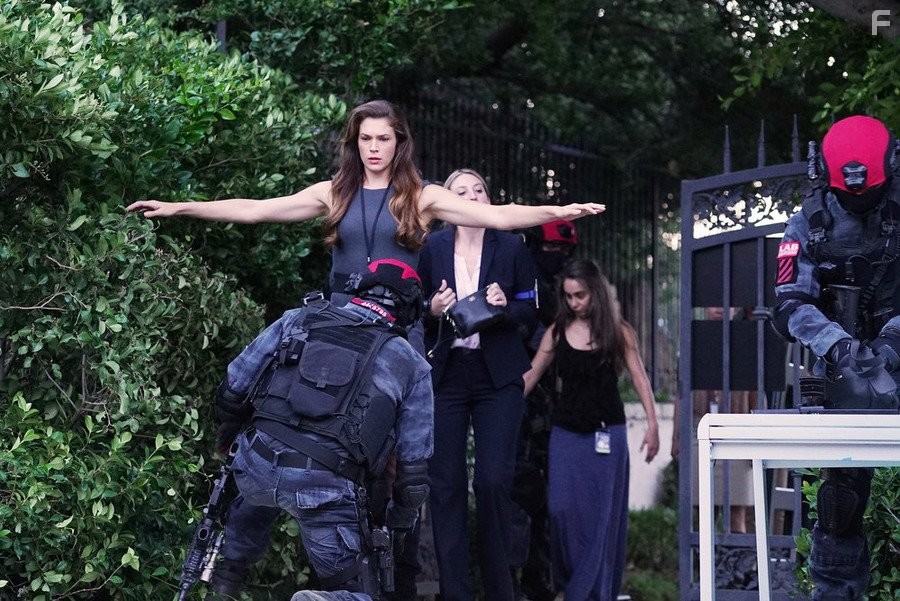 Amanda Righetti in Колония (2016)