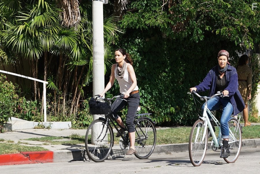 Kim Rhodes and Sarah Wayne Callies in Колония (2016)