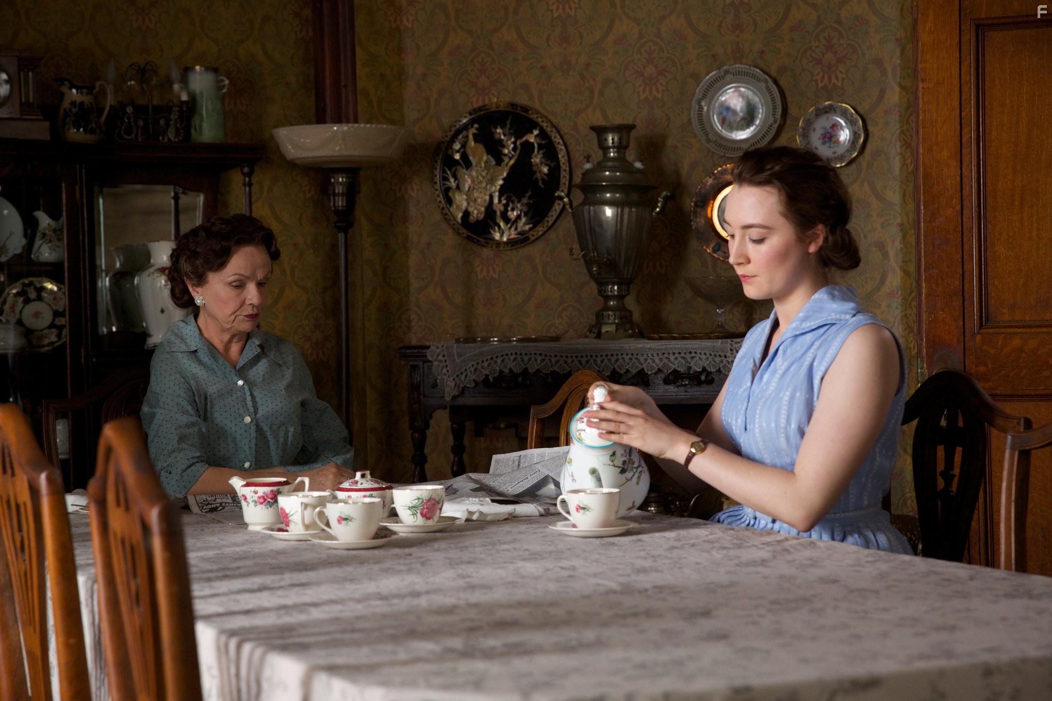 Julie Walters and Saoirse Ronan in Бруклин (2015)