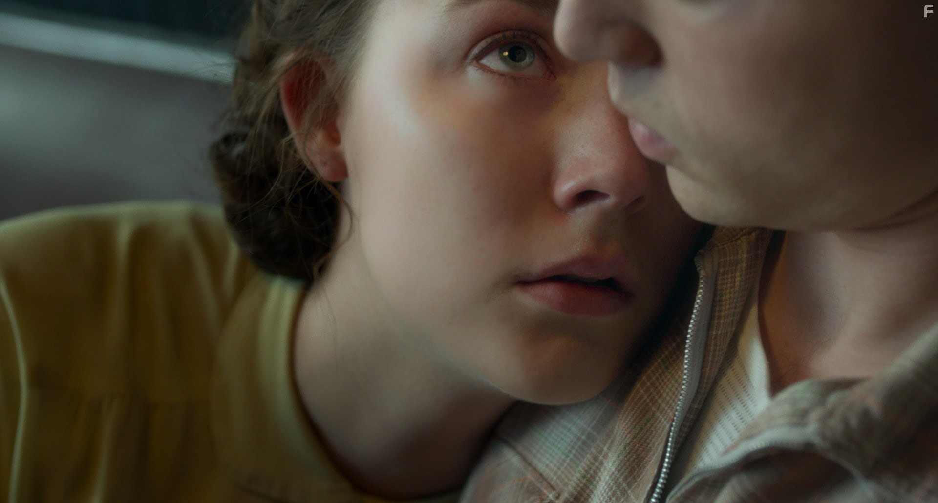 Saoirse Ronan and Emory Cohen in Бруклин (2015)
