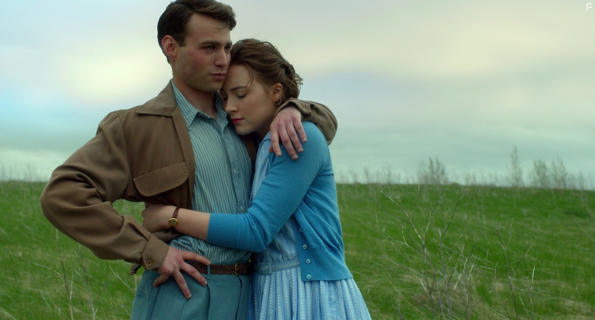 Saoirse Ronan and Emory Cohen in Бруклин (2015)