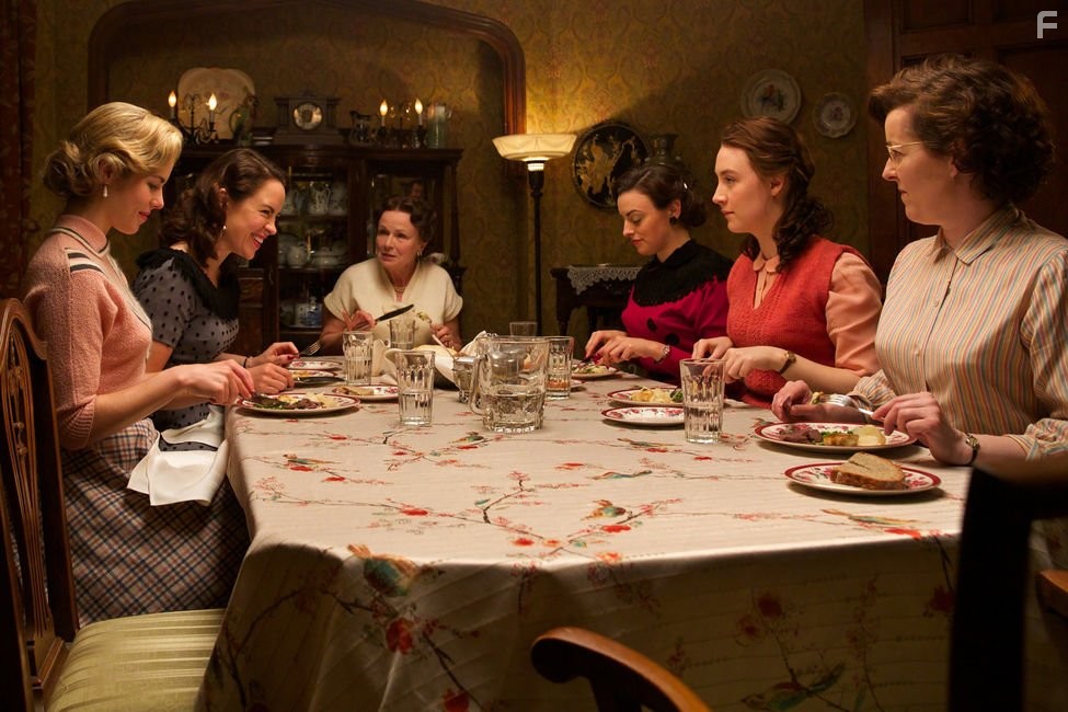 Julie Walters, Nora-Jane Noone, Saoirse Ronan, Eve Macklin, and Emily Bett Rickards in Бруклин (2015)