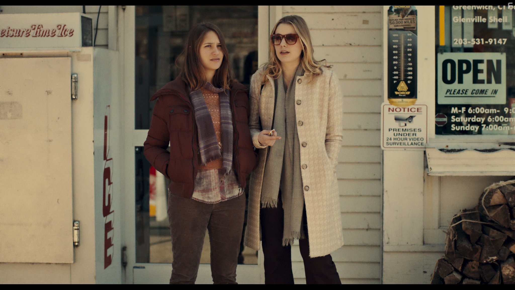 Greta Gerwig and Lola Kirke in Госпожа Америка (2015)